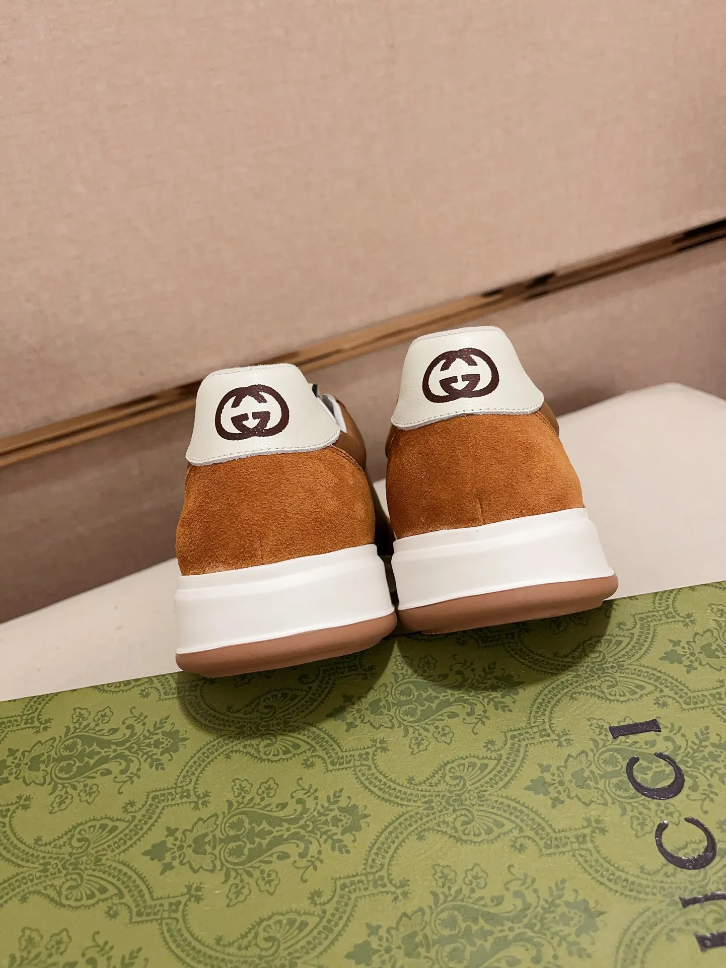 Men's shoes 💰 462 💰 High-quality new GUCCI counters are launched simultaneously. The new men's shoes, 😘fabrics are selected from imported cowhide, and the lining is sheepskin lining. 👍🏿 High-end ☄️ air-cushion molded anti-slip rubber outsole, exquisite lines, simple and elegant, comfortable and high-end for leisure travel. Code number: 38 to 44 (45 can be customized and cannot be returned or exchanged)